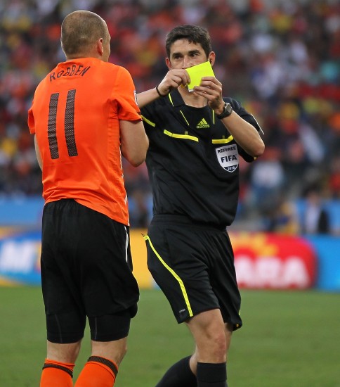 裁判严肃执行比赛规则，不留情面