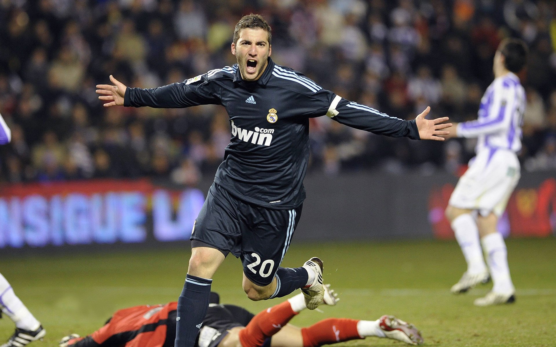 当莱比锡红牛遇上威尔士,C罗如何点燃一场超越足球的赛场