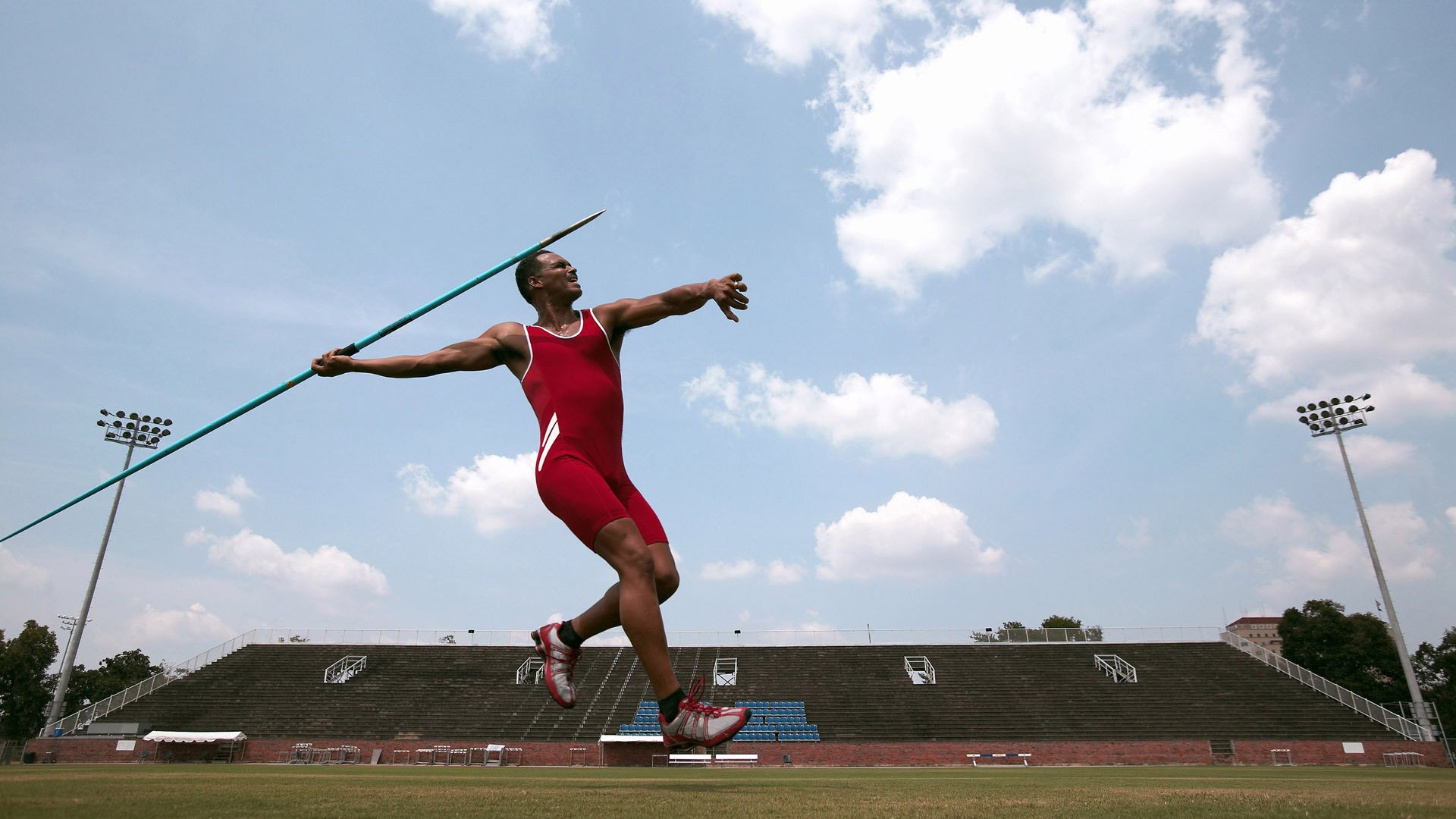 西甲德比烽火连天,加拿大冰球奇迹映照巴黎冷雨夜